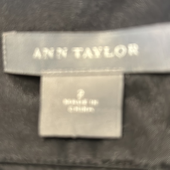 Like new semi flare skirt. The skirt is fully lined. - Picture 5 of 6